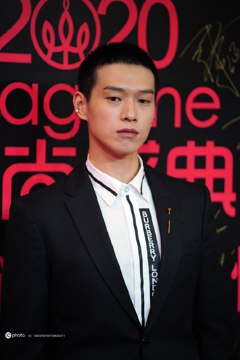 cosmo时尚盛典魏大勋寸头造型染回黑头发