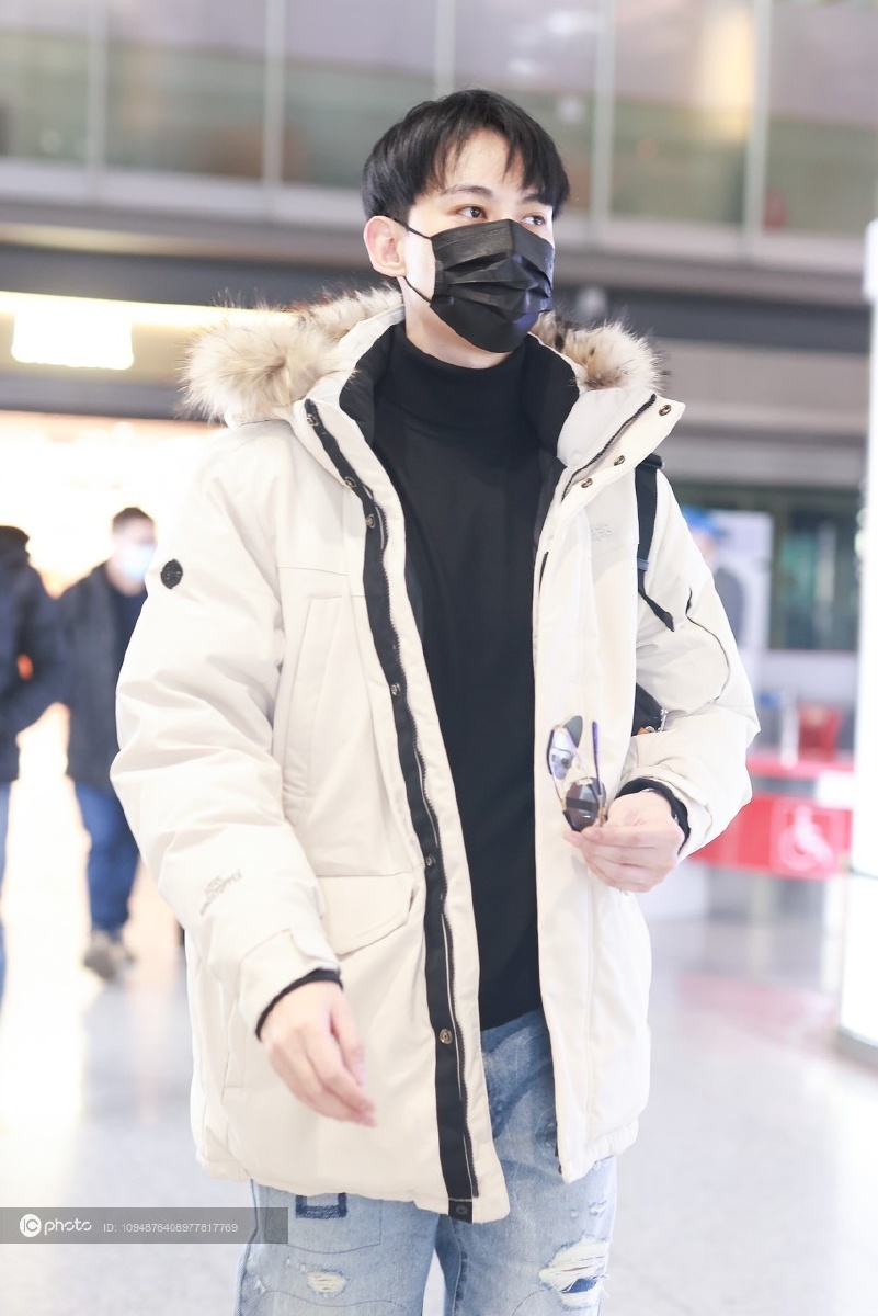 街拍唐晓天白色羽绒服黑色毛衣牛仔裤清爽休闲