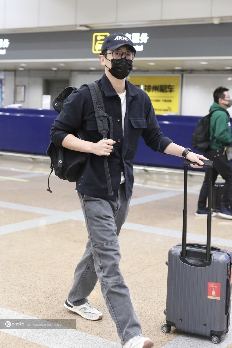 街拍朱亚文黑色衬衫白tee灰色牛仔裤低调休闲