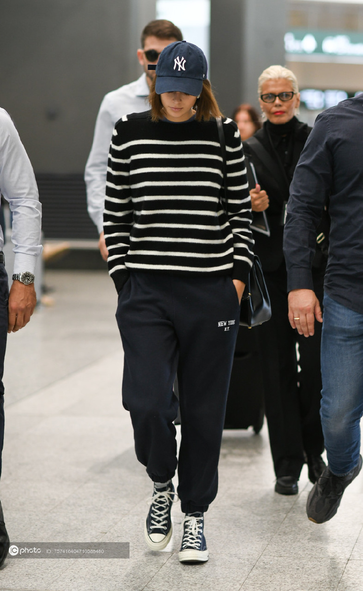 街拍凯雅杰柏黑白条纹针织衫运动裤配帆布鞋棒球帽时髦街头风