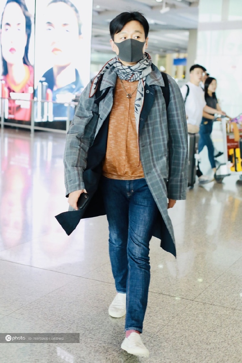 街拍:佟大为格纹风衣 卫衣 牛仔裤 双肩包低调型男