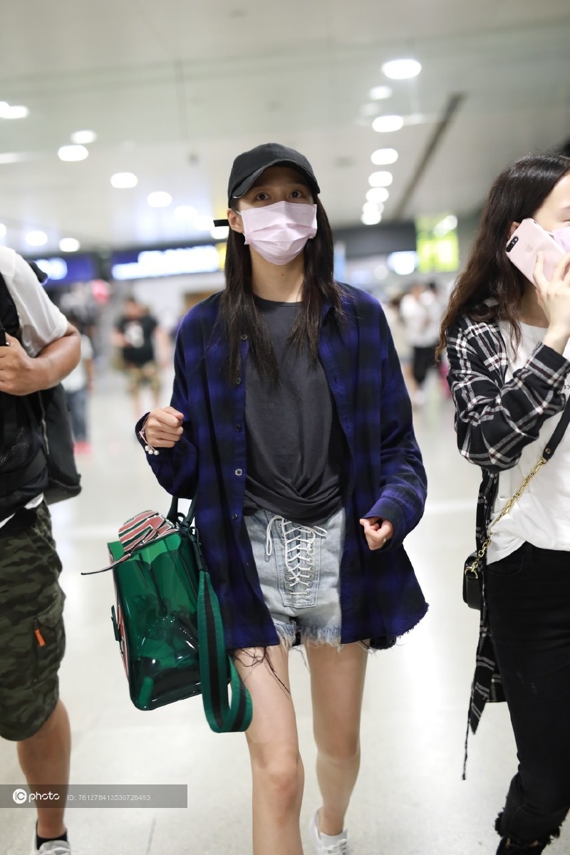 关晓彤现身机场腿精实力毫不遮掩大步流星气势十足