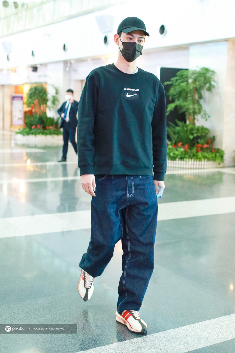 街拍唐晓天nike卫衣牛仔裤运动鞋随性帅气