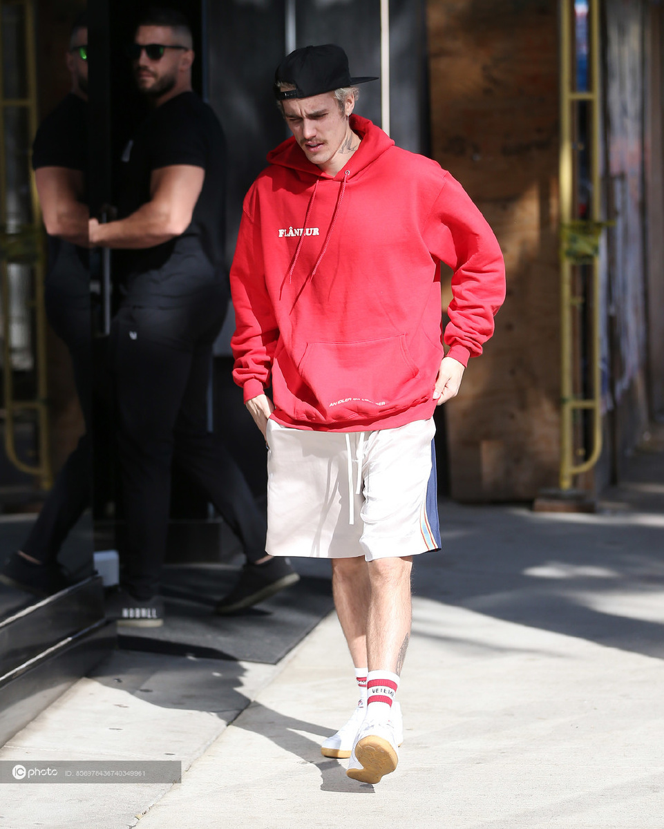 街拍贾斯汀比伯红色卫衣白色运动短裤短袜运动鞋棒球帽反戴有型有款