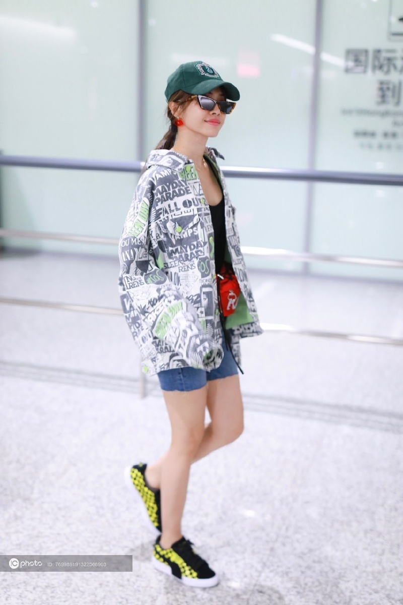 街拍蔡依林印花衬衫牛仔短裤运动鞋棒球帽休闲随性