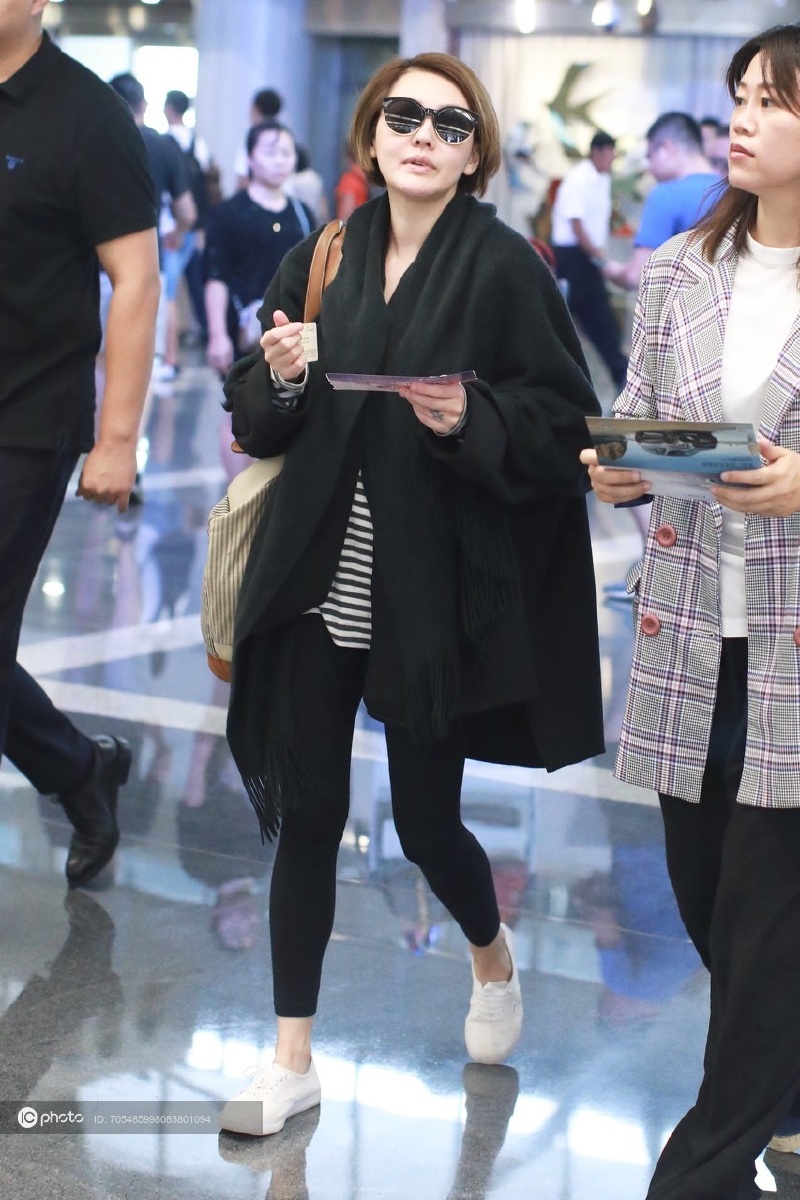 小s徐熙娣机场狂凹造型尽显搞怪本色摇头展臂似乎就要起飞