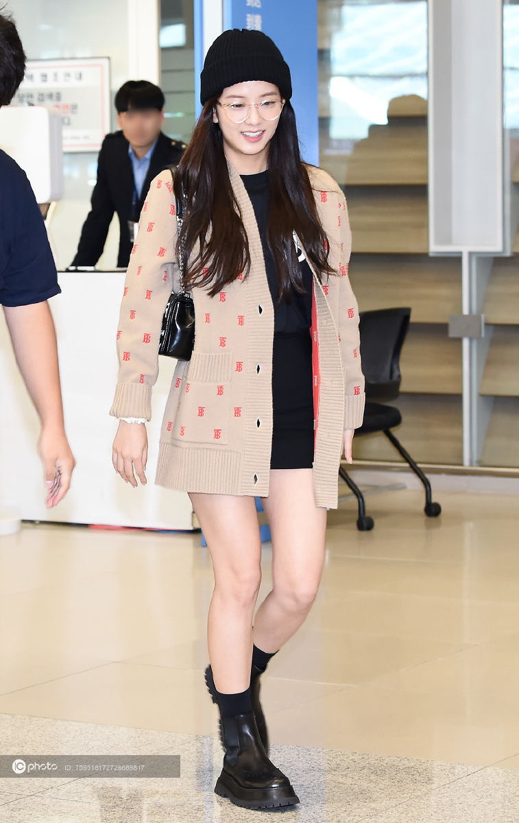 blackpink金智秀黑色连衣裙burberry针织开衫短靴针织帽甜美可人