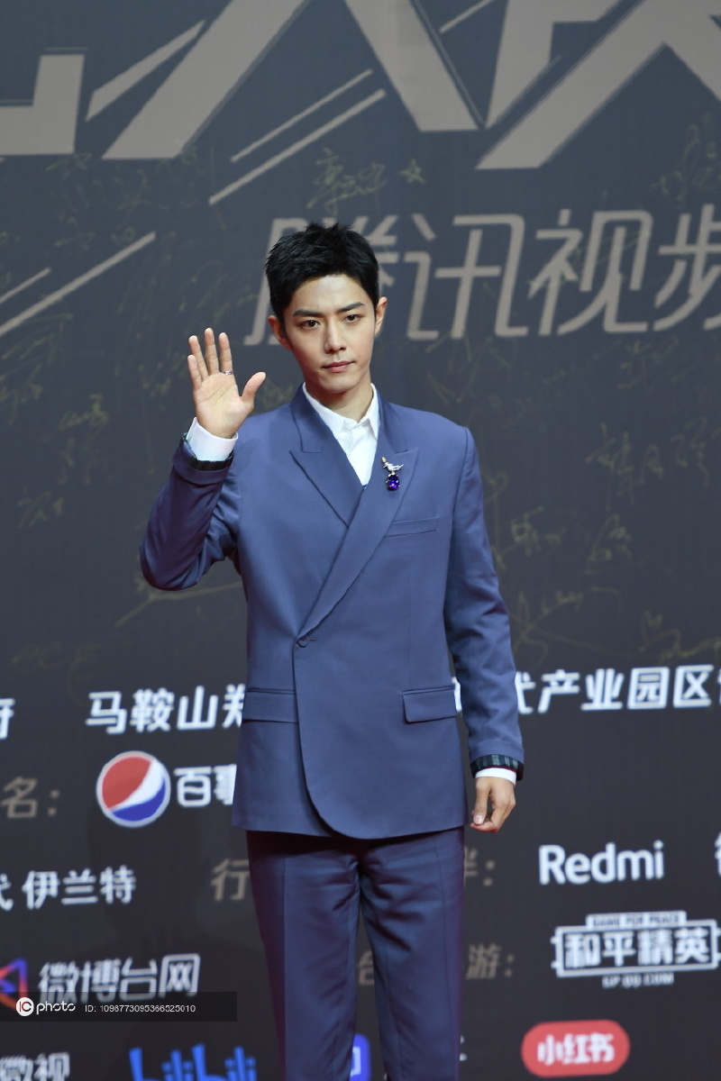 星光大赏红毯肖战一袭深蓝色西装亮相矜贵有气质