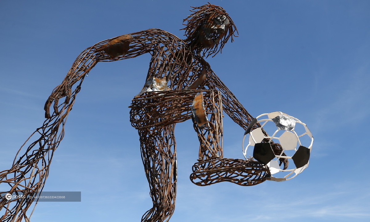 喀山现钢筋踢球者雕塑力拔山兮气势十足