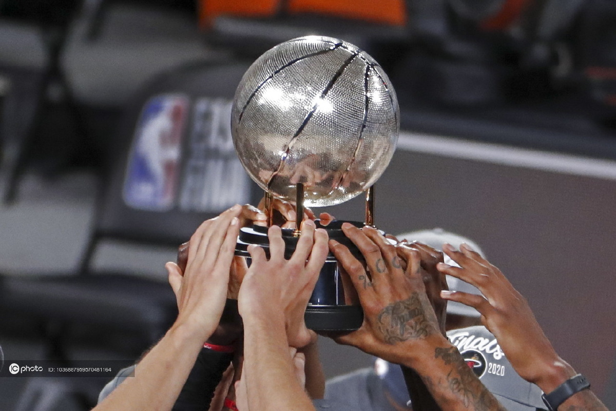 热火时隔6年重返nba总决赛众将捧起东部冠军奖杯