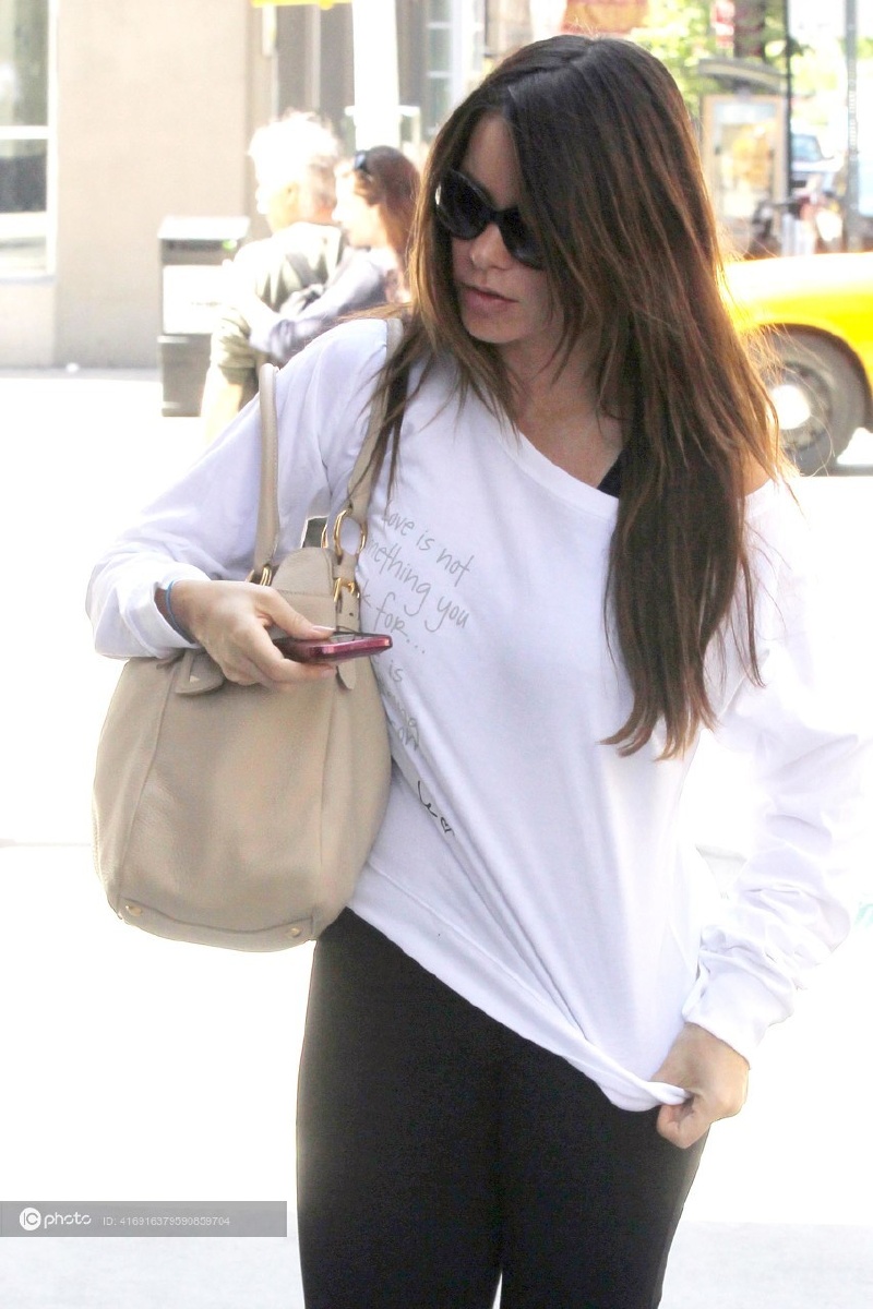 索菲亚维加拉gym做运动黑白经典搭斜肩tee露香肩