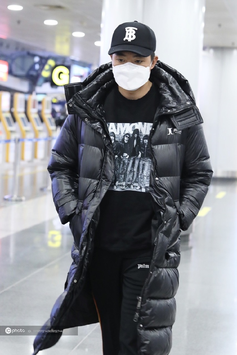 俞灏明穿长款羽绒服双手插兜满满的帅气