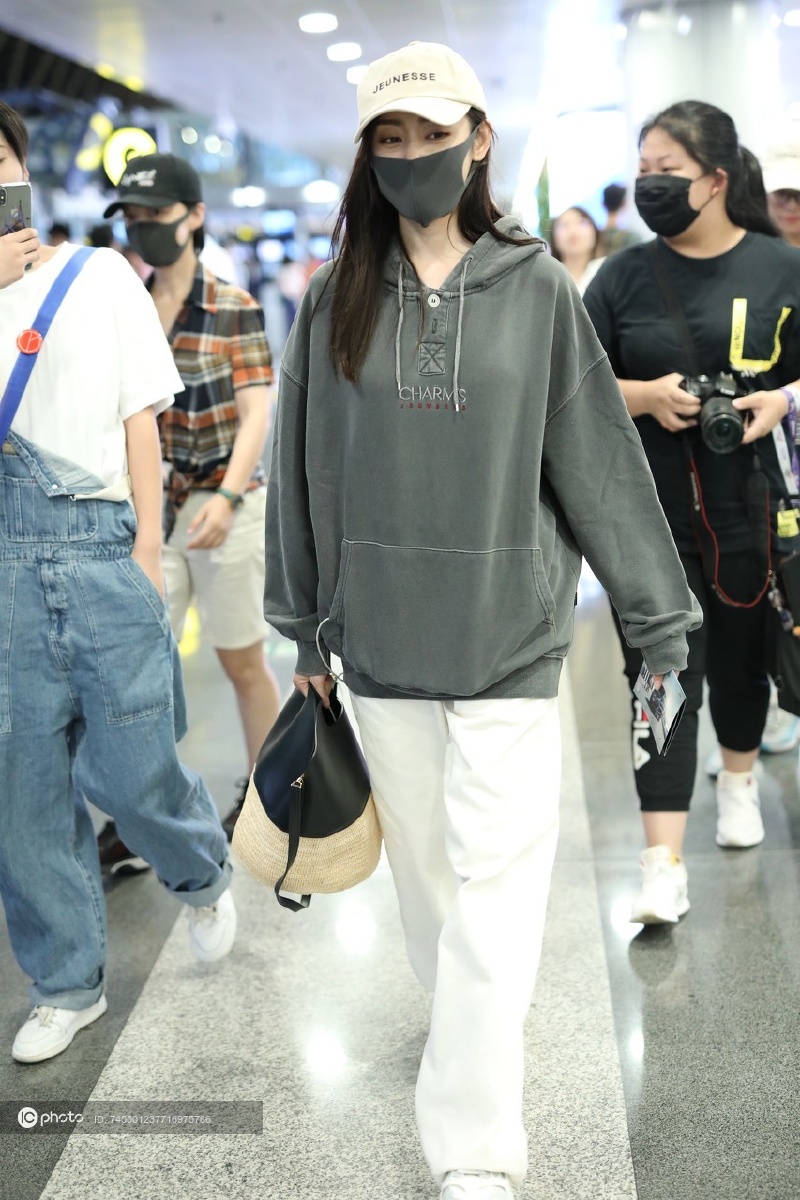街拍:张天爱jnss x charms灰色连帽卫衣 休闲裤 运动鞋 celine手袋