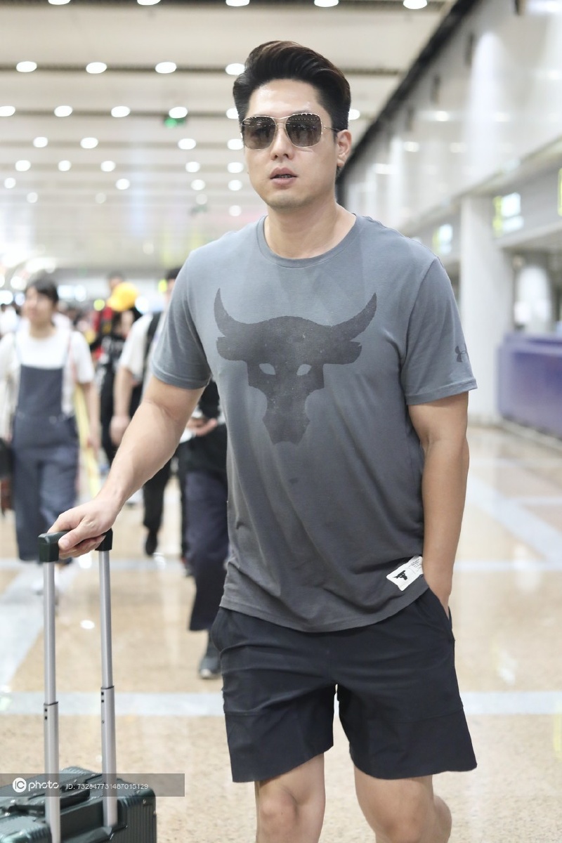 凌潇肃休闲装显优秀肌肉线条单手插兜嘴角上扬心情好