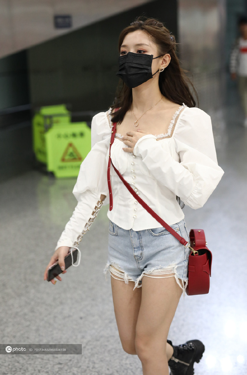 街拍陈意涵白色方领泡泡袖衬衫牛仔短裤短靴红色手袋甜美可人