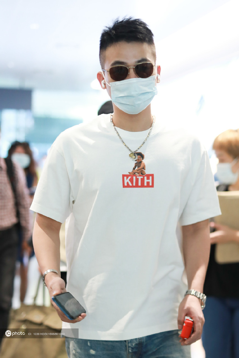 街拍欧豪白色t恤牛仔裤简约清爽