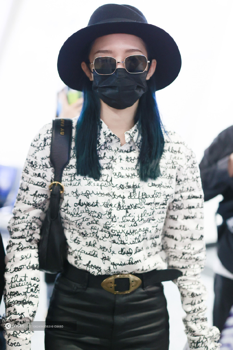 孟美岐穿着简约时尚深夜上海赶行程