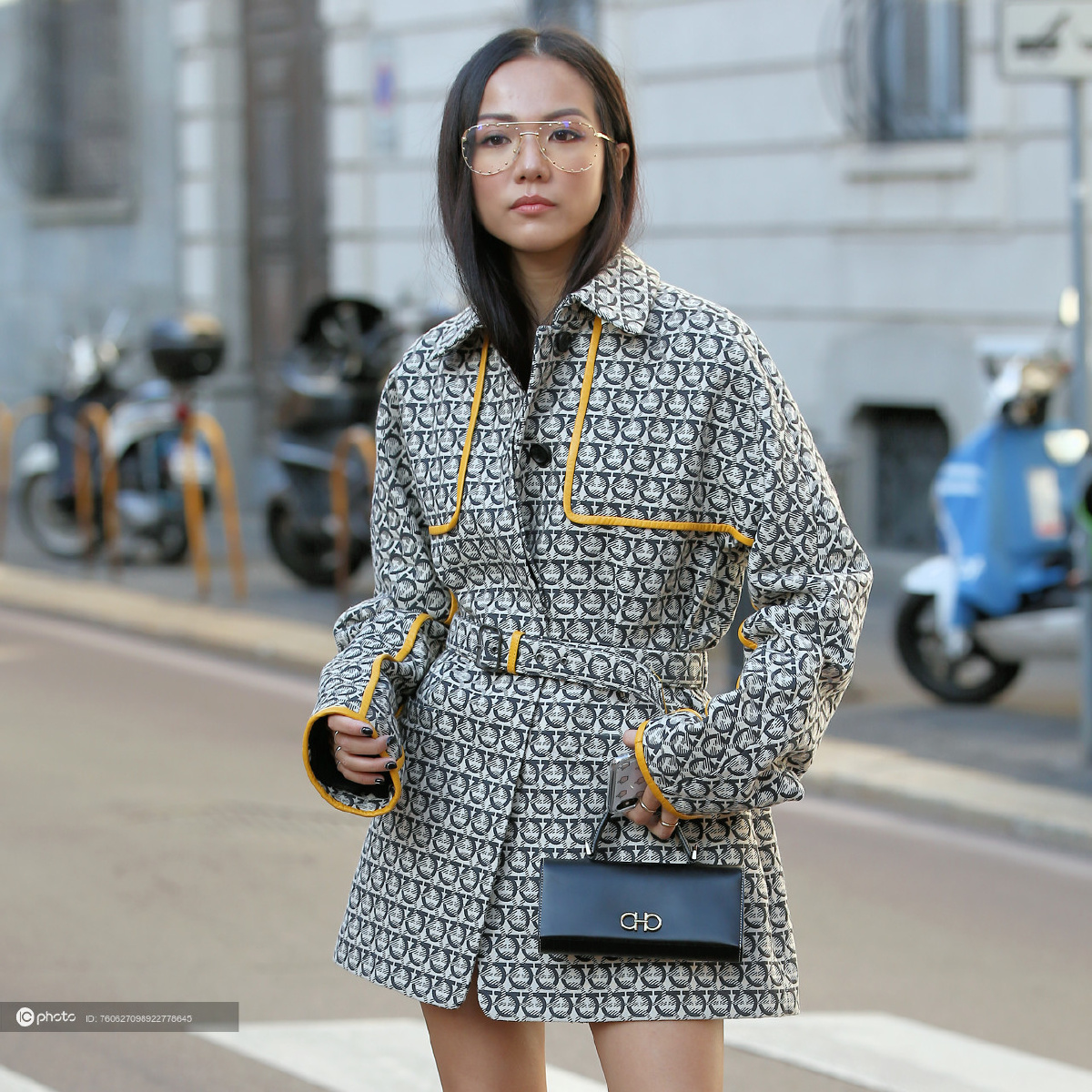 街拍新加坡设计师yoyocao经典salvatoreferragamologo外套楔跟凉鞋