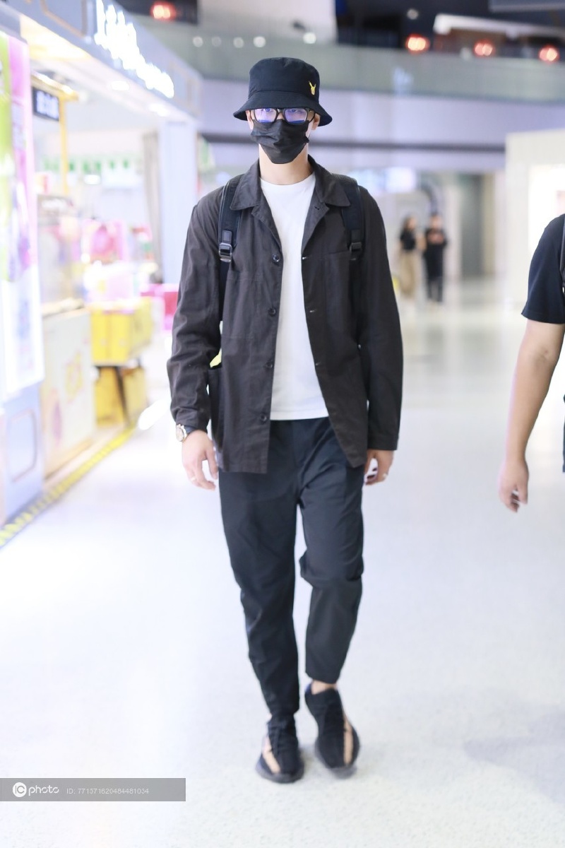 许魏洲现身机场渔夫帽造型酷劲十足