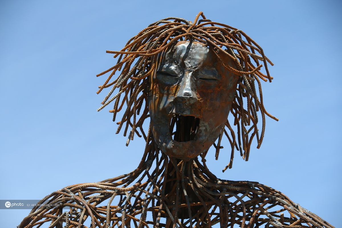 喀山现钢筋踢球者雕塑力拔山兮气势十足