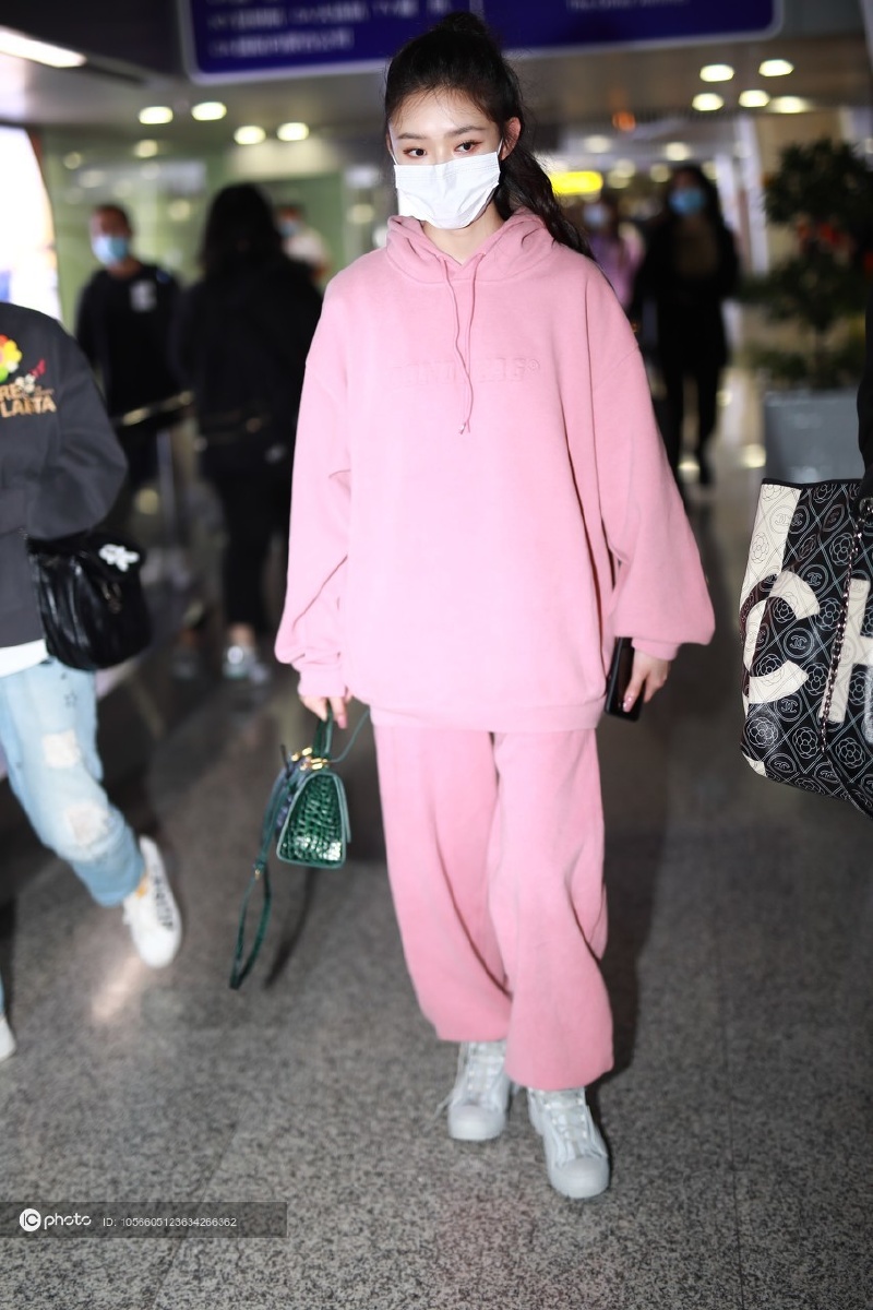 街拍林允粉色卫衣套装balenciaga手袋甜美可爱