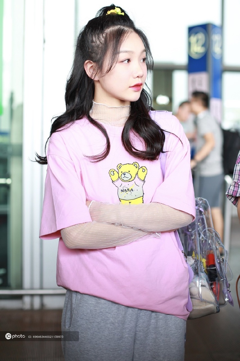 火箭少女101徐梦洁现身机场现场维护秩序开怀大笑是小太阳
