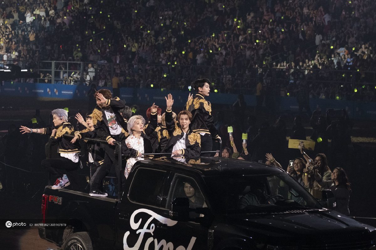 韩国男团nct 127亮相美国休斯顿牛仔节人气爆棚 北美粉丝"绿海"应援超