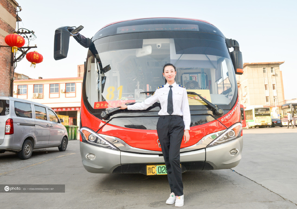 专业模特转型公交司机河南洛阳美女驾驶员成网红