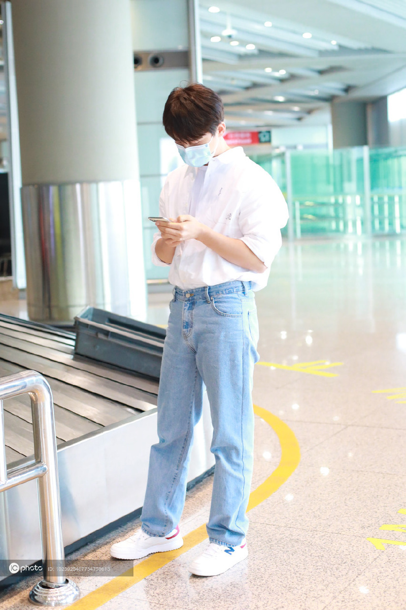 白衣校草马天宇白t配牛仔裤现身青春校园气质十足自带校草光环超迷人