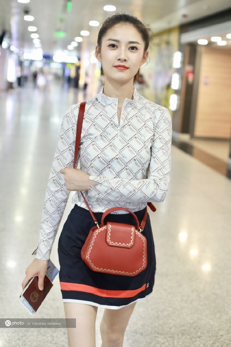 陈钰琪亭亭玉立大家闺秀范儿 机场街拍展现卓然自信风采