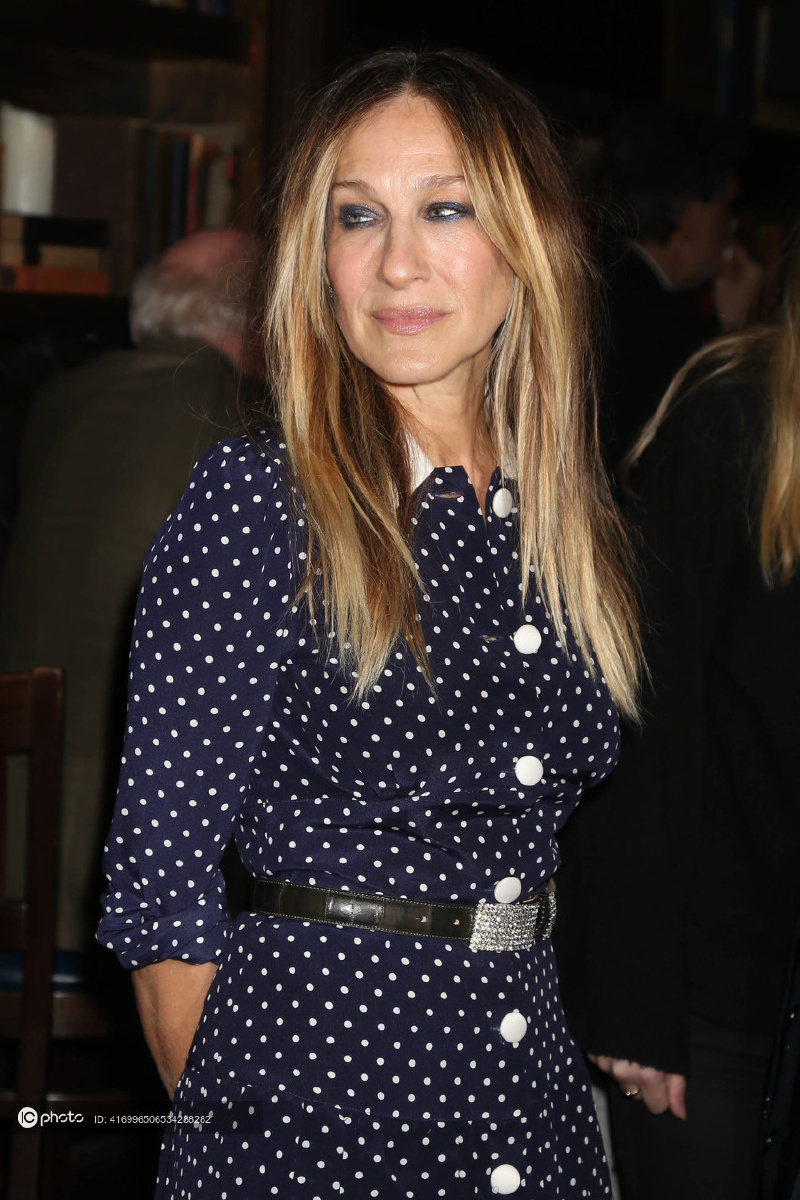 阿比盖尔斯宾赛撞衫莎拉杰西卡帕克alessandrarich深蓝色波点连衣裙