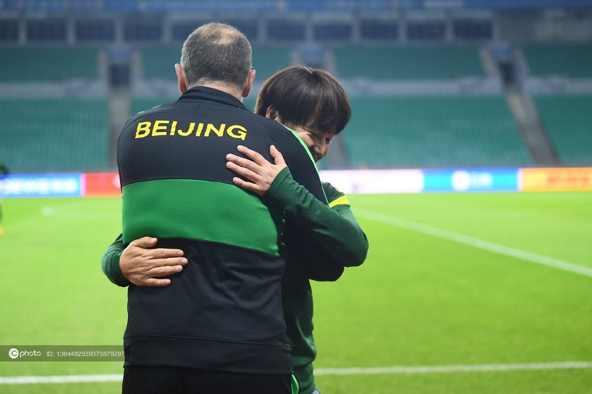 2021中超联赛第15轮北京国安赛前向朴成赠送200场纪念球衣
