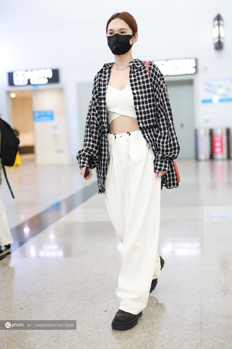 街拍杨丞琳格纹衬衫白色阔腿裤短款上衣黑色厚底鞋率性简约