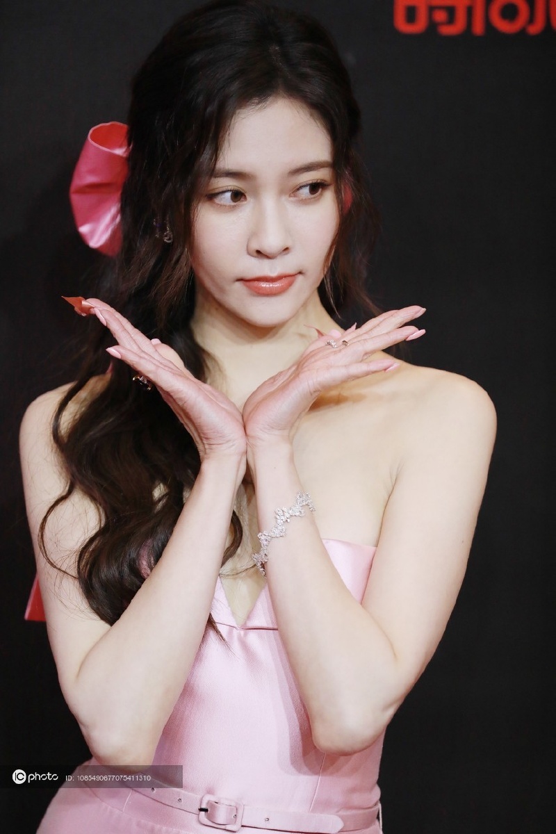 cosmo时尚盛典红毯宋妍霏粉红蝴蝶结装扮100迪士尼在逃贵族公主