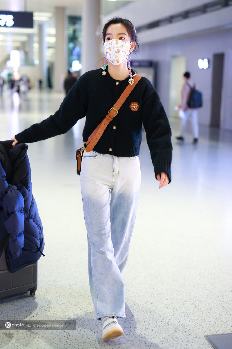 街拍庄达菲dnt针织衫牛仔裤acnestudios手袋元气可爱