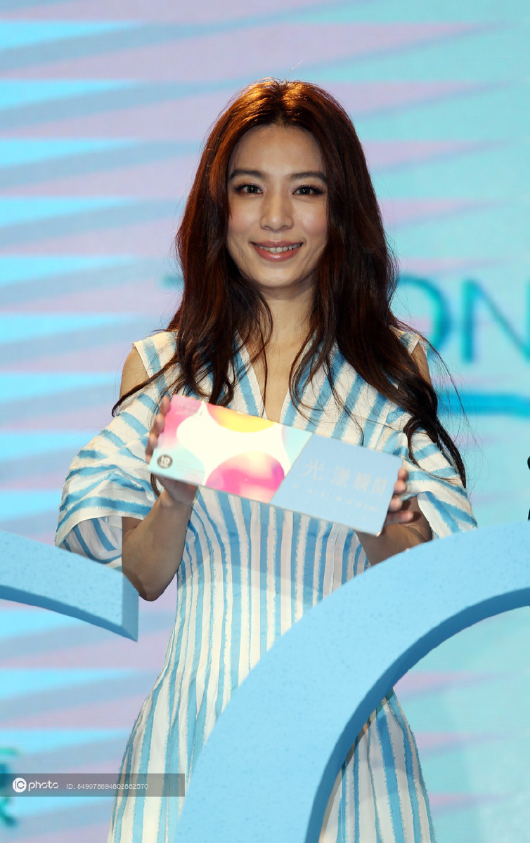 田馥甄蓝色条纹连衣裙亮相品牌活动