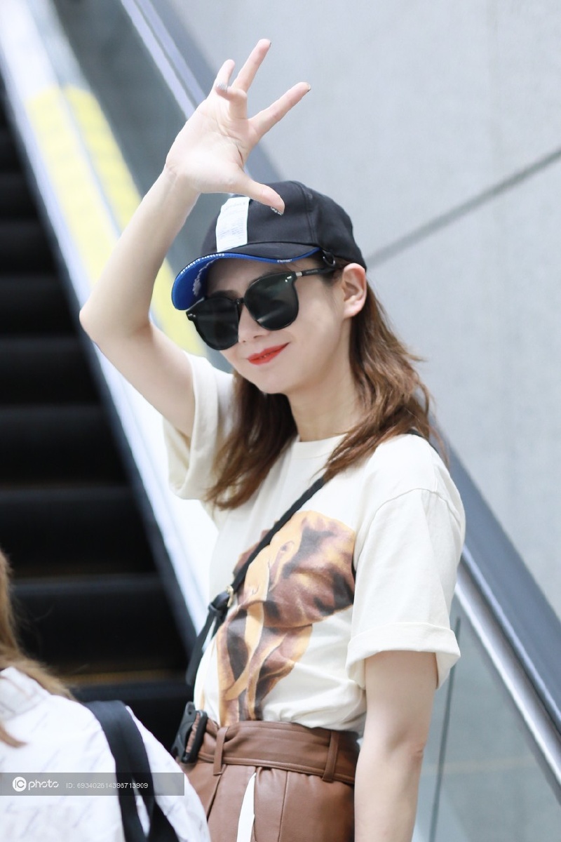 戚薇现身一路甜笑超亲民雪肤红唇一如既往