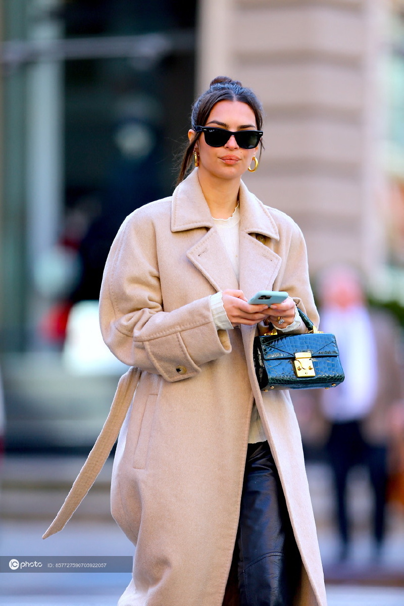 街拍艾米丽拉塔克沃斯基maxmara裸色大衣直筒皮裤白色针织毛衣运动鞋