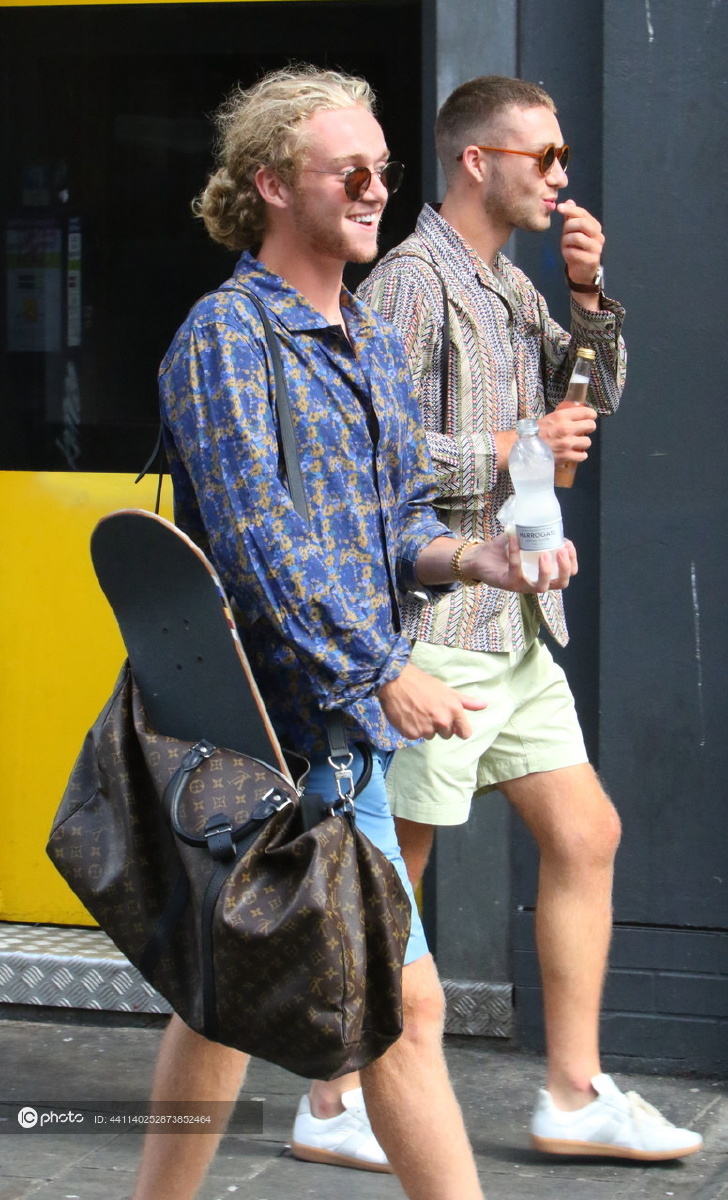 埃弗顿球星汤姆-戴维斯上街 背lv包装滑板任性