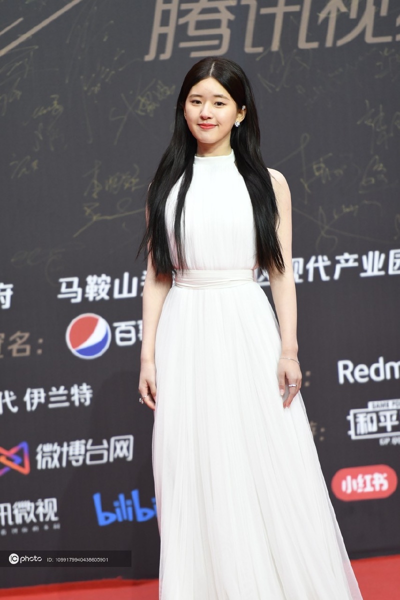 独家2020星光大赏红毯赵露思素雅白裙黑长直造型清秀温婉