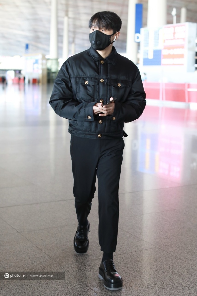 街拍李荣浩一身allblack搭配短夹克小黑裤厚底皮鞋