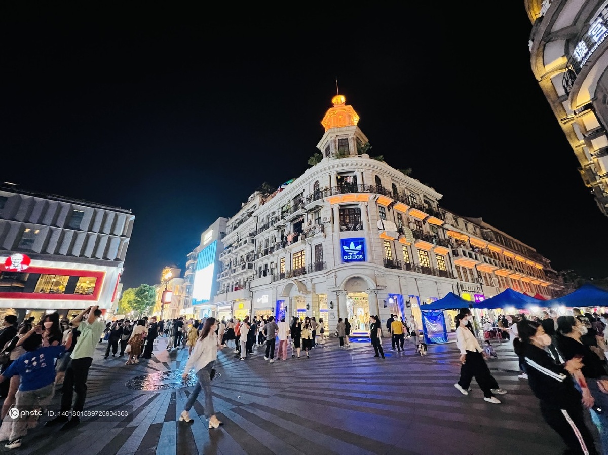 武汉汉江路步行街夜景实拍人头攒动尽是美女靓仔