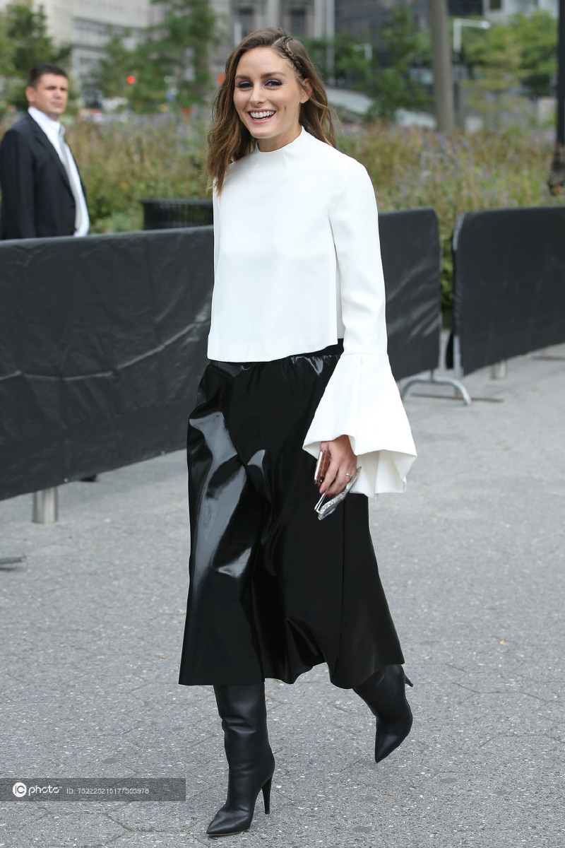 街拍奥利维亚帕勒莫白色喇叭袖衬衫黑色漆皮半身裙尖头长靴优雅简约