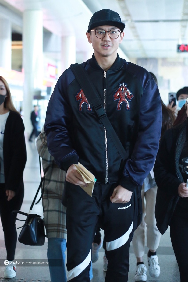 宁泽涛现身北京首都机场怪兽外套时尚感爆棚