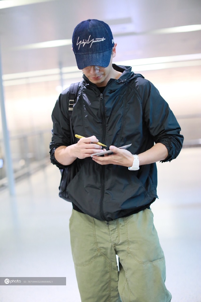 街拍;朱亚文黑色防风衣 军绿色卷边裤 小白鞋 棒球帽斯潇洒有型