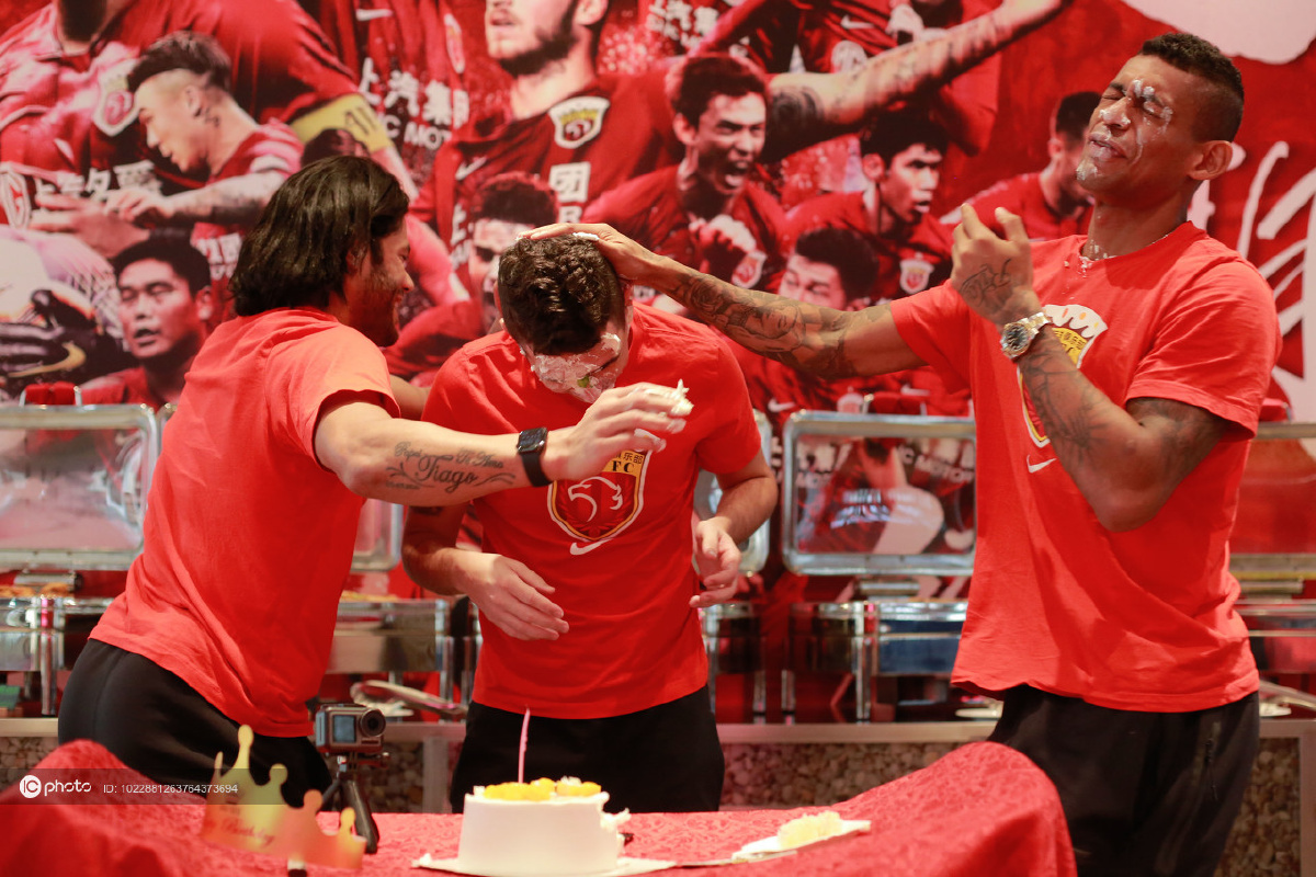 独家上海上港为奥斯卡庆祝29岁生日寿星惨遭蛋糕糊脸