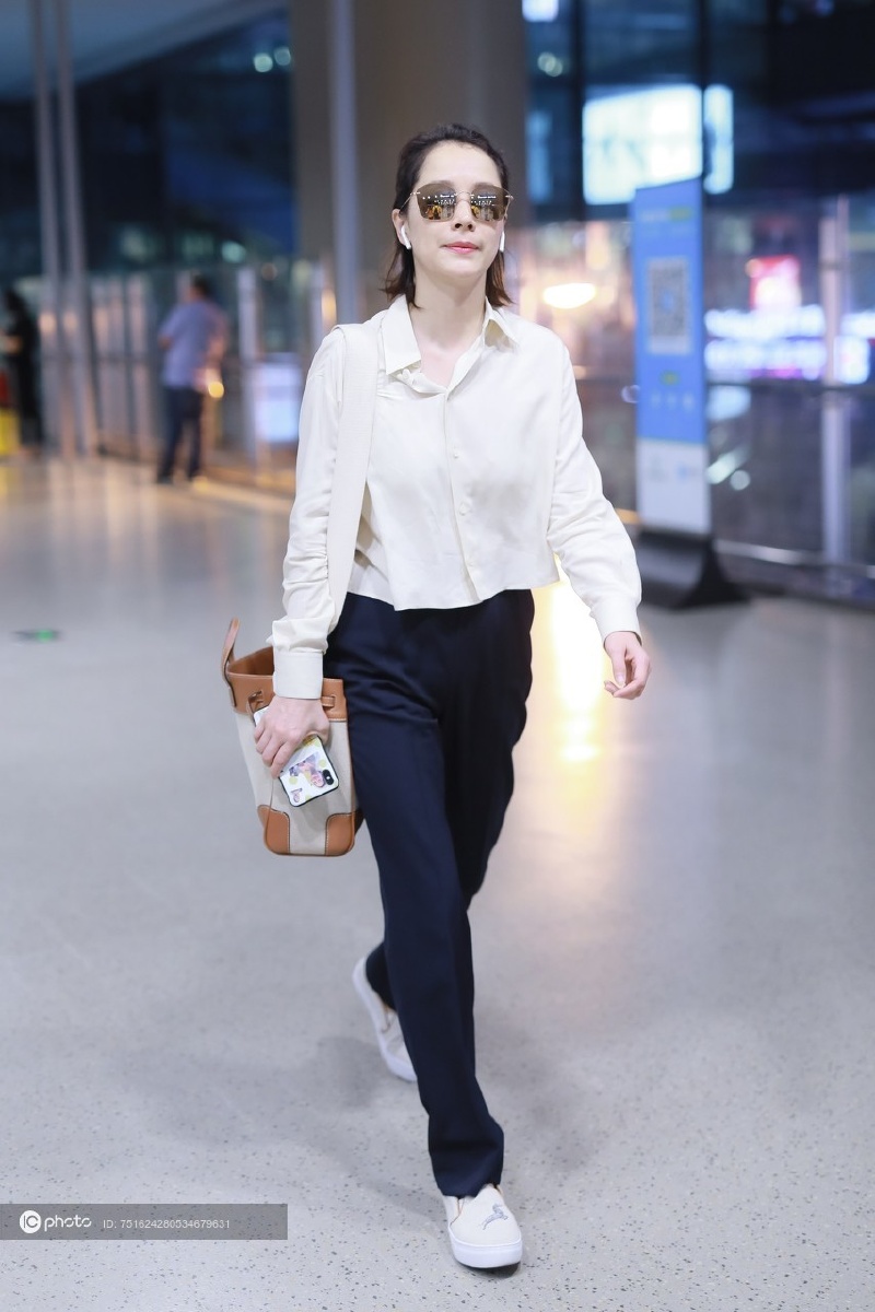 街拍海清白衬衫黑色西裤休闲鞋hermes帆布包干练利落