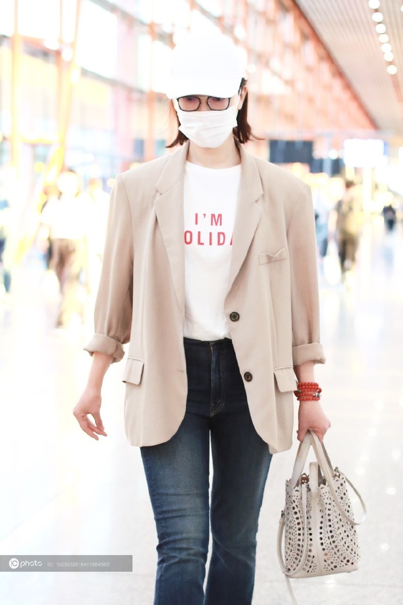 街拍陈数白色字母t恤牛仔裤卡其色西装小白鞋优雅女人