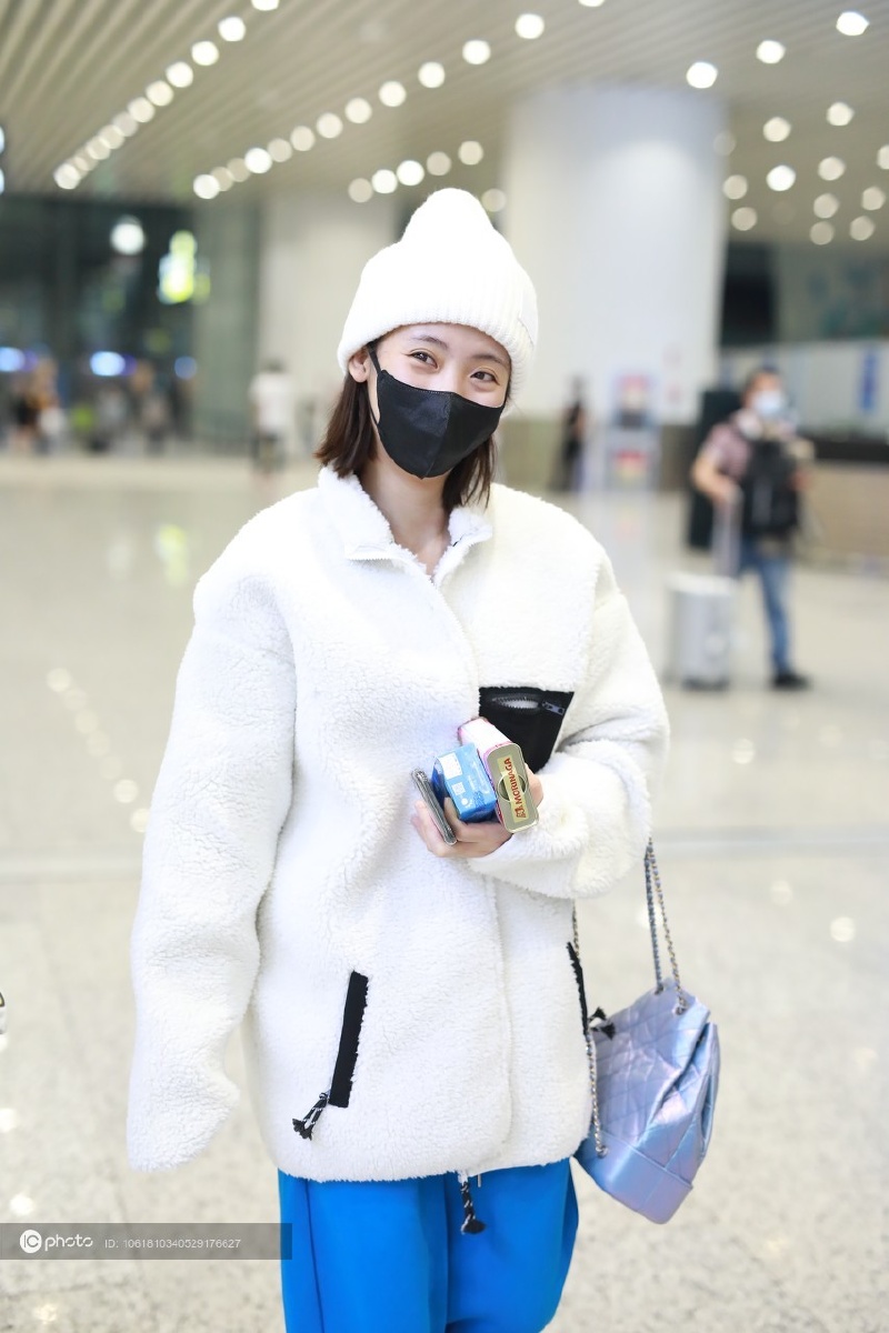 街拍邢菲白色羊羔绒外套蓝色休闲裤白色毛线帽蓝色双肩包可爱时尚