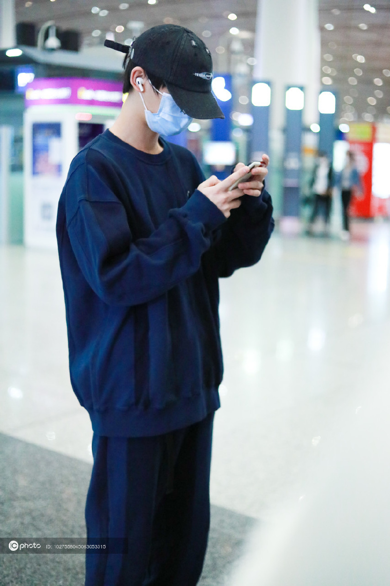 时代少年团成员丁程鑫运动装扮现身清瘦少年感十足